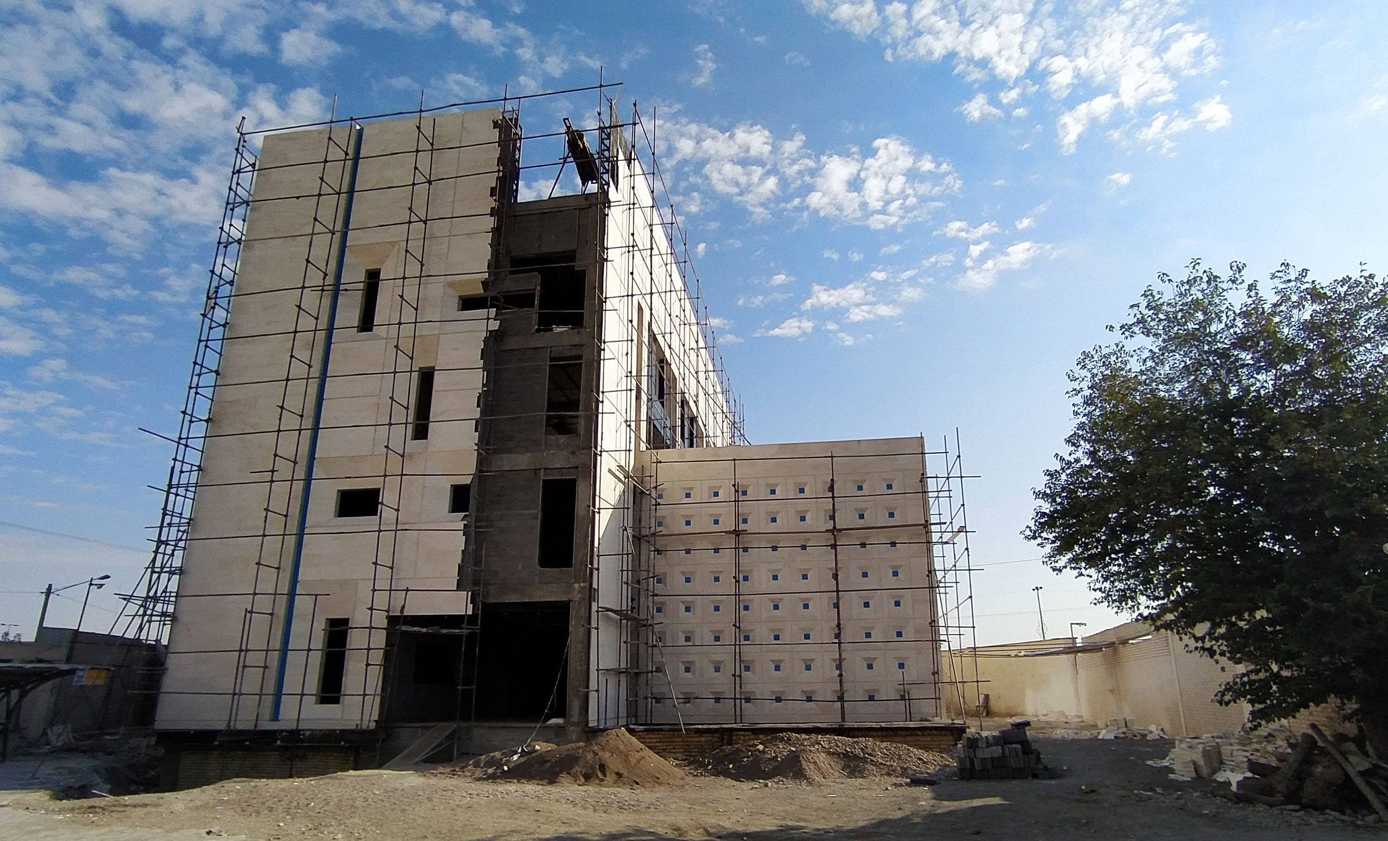 Alborz Insurance The Golden Trezzini / Alborz Insurance Central Office (Khorasan-Razavi ...