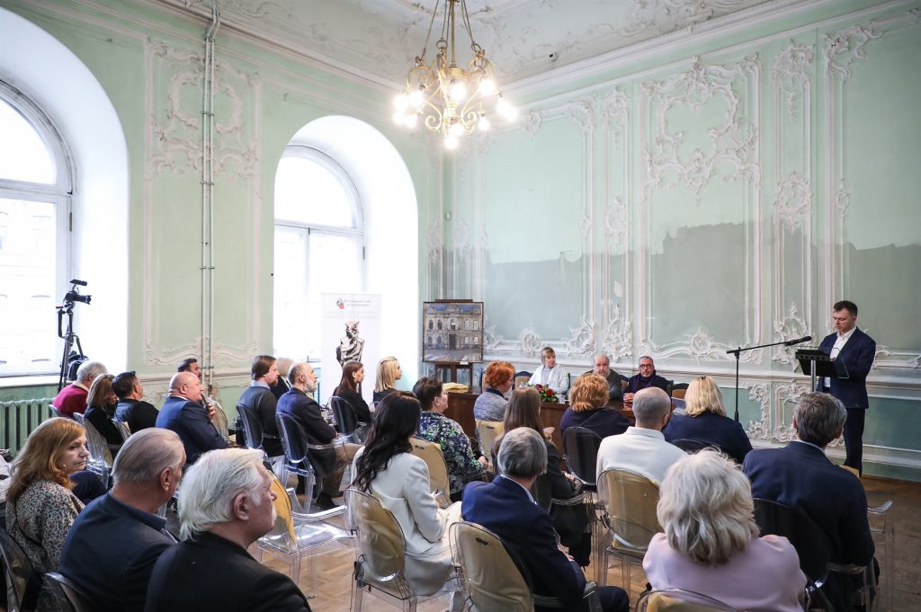 Фото: дискуссия в Юсуповском дворце на Литейном